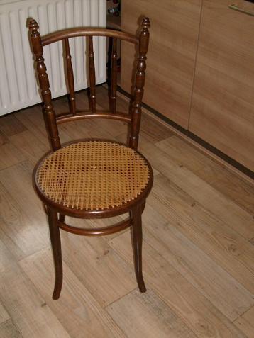 Stoel Thonet stijl Hg  94 Hg zitvlak 48  Diam. zitvlak 40 cm beschikbaar voor biedingen