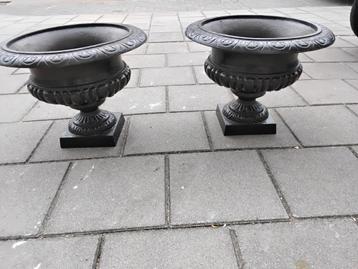2 Grote gietijzeren tuinvazen bloempotten planten schalen  beschikbaar voor biedingen