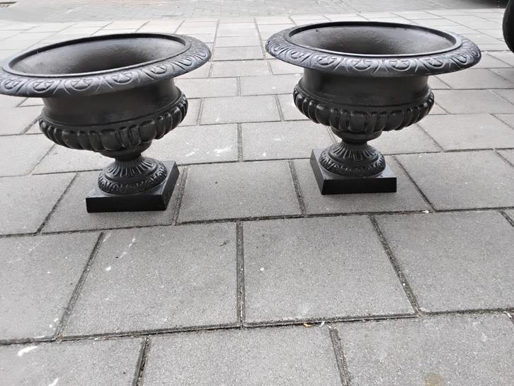 2 Grote gietijzeren tuinvazen bloempotten planten schalen, Tuin en Terras, Tuinvazen, Ophalen