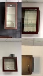 Bruine houten kast met glazen planken, Huis en Inrichting, Kasten | Vitrinekasten, Ophalen, Glas, Met hangruimte, 50 tot 100 cm