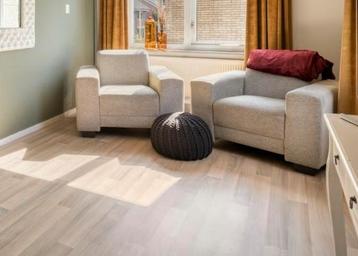 Stoelen licht grijs 100x100 beschikbaar voor biedingen