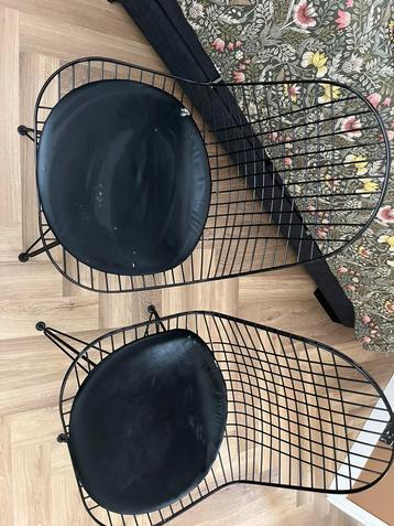 Twee stalen stoelen beschikbaar voor biedingen