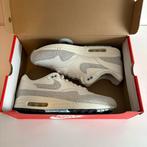 Nike Air Max 1 'Summit White Phantom' Safari Atmos Maat 45, Wit, Nieuw, Ophalen of Verzenden, Sneakers of Gympen