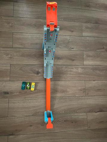 Hot wheels baan beschikbaar voor biedingen