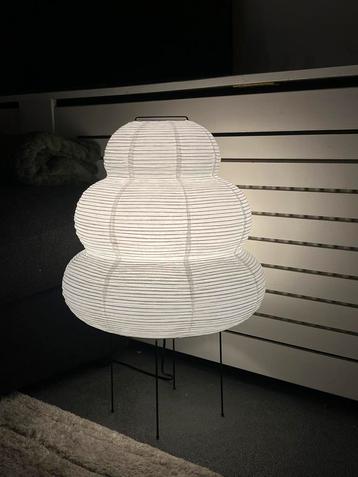 Japanse stijl rijstpapier lamp op zwarte metalen voetjes beschikbaar voor biedingen