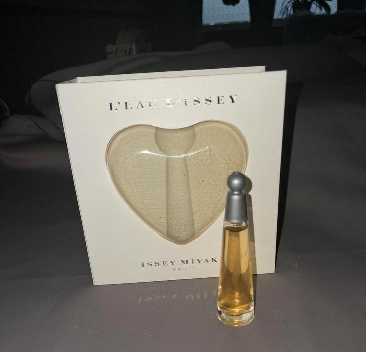 Mooie parfum miniatuur - Issey Miyake + doosje, Verzamelen, Parfumverzamelingen, Zo goed als nieuw, Miniatuur, Gevuld, Ophalen of Verzenden