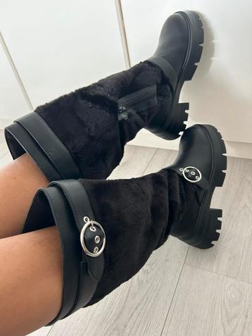 Public Desire: knielaarzen met gespen en faux fur detail beschikbaar voor biedingen