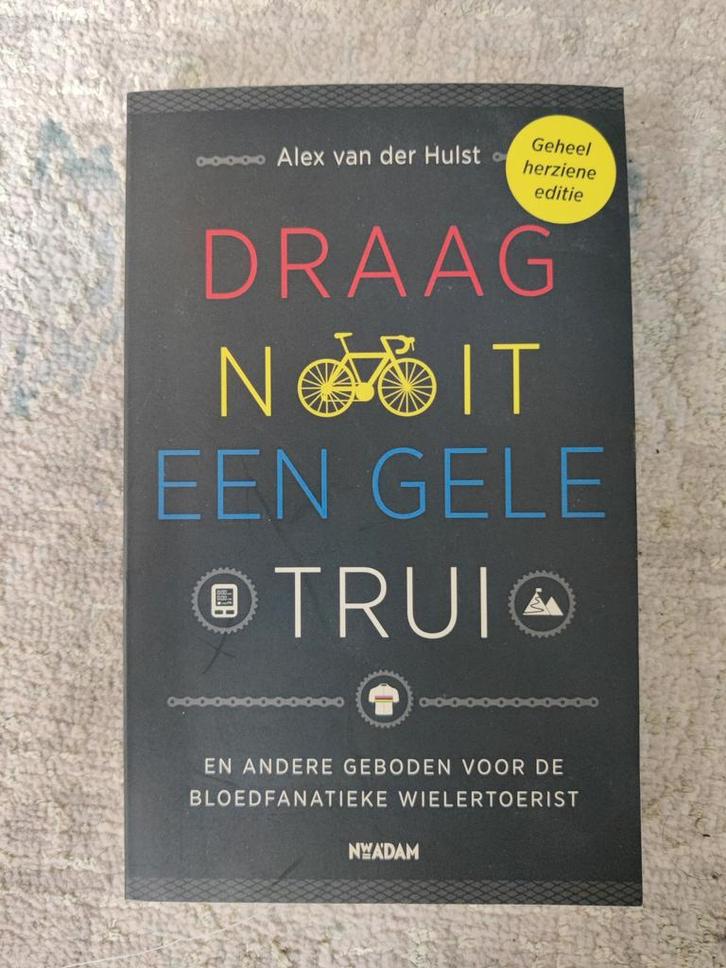 Draag nooit een gele trui - Alex van der Hulst, Boeken, Sportboeken, Zo goed als nieuw, Lopen en Fietsen, Ophalen of Verzenden