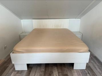 Witte twee persoonsbed 