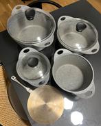 4 Kookpotten met deksel+ inductiekookplaat, Huis en Inrichting, Keuken | Potten en Pannen, Ophalen, Zo goed als nieuw, Gietijzer
