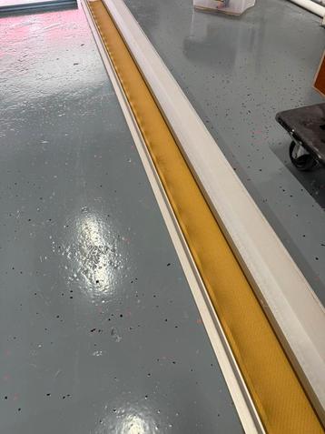 Aluminium zonnescherm met oranje/geel gaasdoek beschikbaar voor biedingen