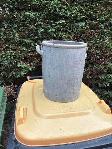 Grote betonnen bloempot met handvatten beschikbaar voor biedingen
