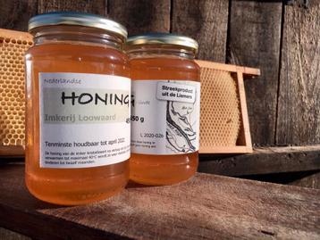 Honing van de imker; rauwe honing, koud geslingerd beschikbaar voor biedingen