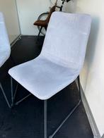 2 licht grijze eetkamer stoelen, Ophalen of Verzenden, Zo goed als nieuw, Grijs