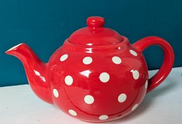 Theepot rood met witte stippen beschikbaar voor biedingen