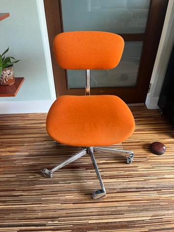 Prachtige vintage oranje bureaustoel met goede wielen beschikbaar voor biedingen