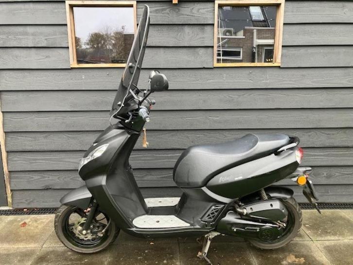 Scooter: Peugeot Kisbee Black Edition, Fietsen en Brommers, Snorfietsen en Snorscooters, Gebruikt, Peugeot, Benzine, Ophalen