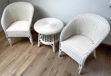 2 stoelen met tafel, rotan, wit, met kussens beschikbaar voor biedingen