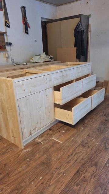 Keukenblok van terug gedroogd en geschaafd hout  beschikbaar voor biedingen