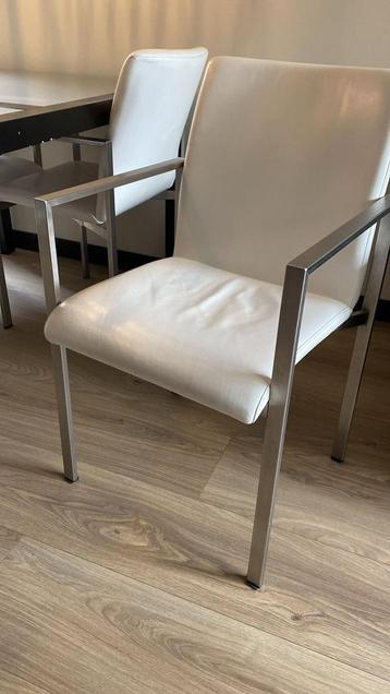 Eetkamerstoelen beschikbaar voor biedingen