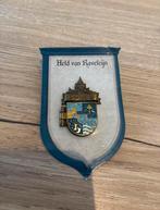 Held van Raveleijn pin versie 1, Verzamelen, Ophalen of Verzenden, Zo goed als nieuw, Button of Speldje