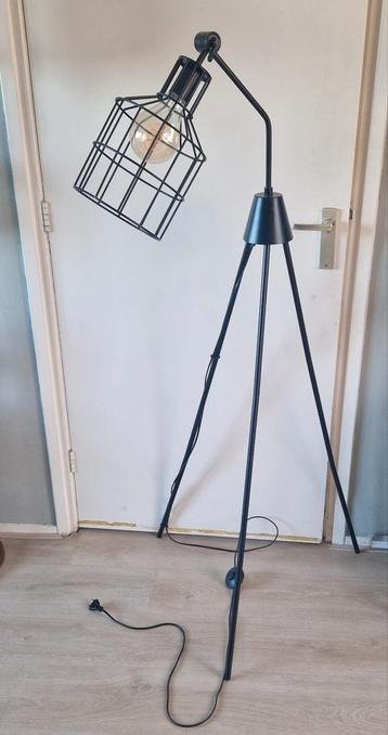 Stoere vloerlamp  beschikbaar voor biedingen