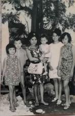 Indonesie 1969  Fotokaart van 3 meisjes met 3 kleinere kids, Ophalen of Verzenden, Voor 1940, Zo goed als nieuw, Kind