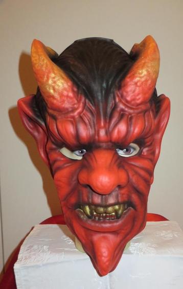 Te koop aangeboden: Diverse Halloween maskers, hoeden, enz. beschikbaar voor biedingen