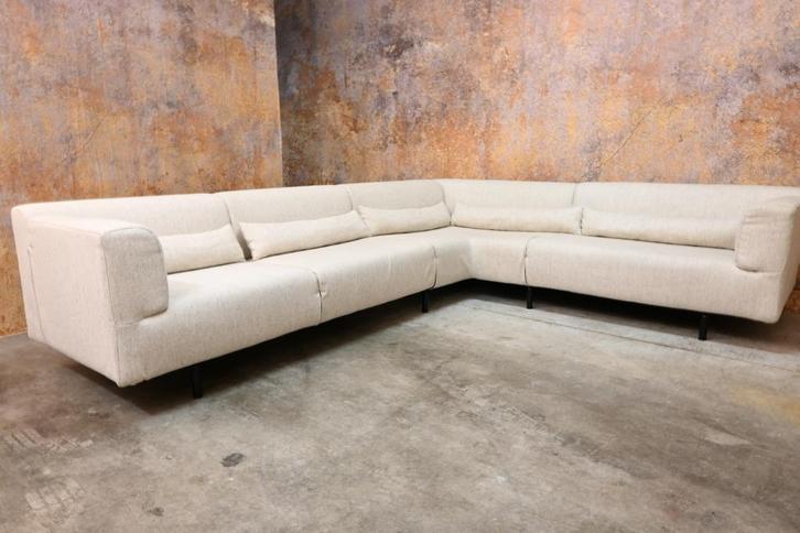 ZGANieuw Cassina MET design hoekbank beige stoffen bekleding, Huis en Inrichting, Banken | Bankstellen, Zo goed als nieuw, Hoekbank