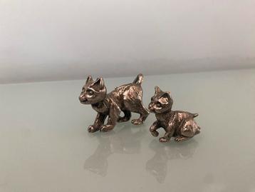 Tinnen Beeldjes Katten in Letterbak beschikbaar voor biedingen