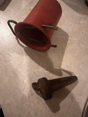 originele oude vetspuit (vetpers)en een  kegelplug. beschikbaar voor biedingen