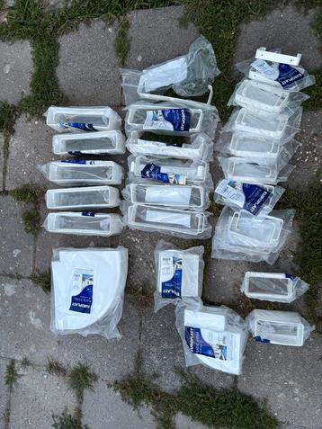 Diverse bochten en koppelstukken kunststof ventilatiekanalen beschikbaar voor biedingen
