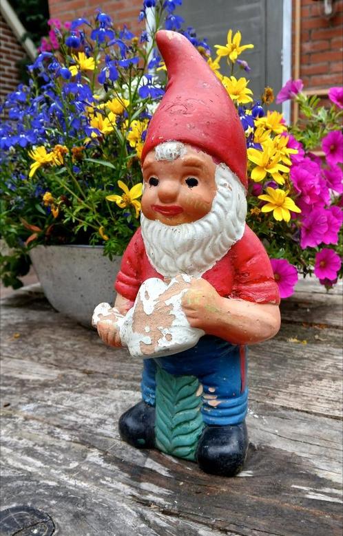 Vintage tuinkabouter met gietertje in de handen - terracotta, Tuin en Terras, Tuinbeelden, Gebruikt, Tuinkabouter, Overige materialen