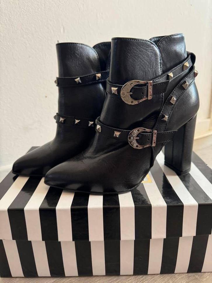 Zwarte enkellaarsjes met studs, Kleding | Dames, Schoenen, Zo goed als nieuw, Lage of Enkellaarzen, Zwart, Ophalen of Verzenden