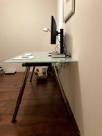 Instelbaar bureau met glazen blad en chroomkleurig onderstel, Huis en Inrichting, Bureaus, Ophalen, In hoogte verstelbaar, Gebruikt