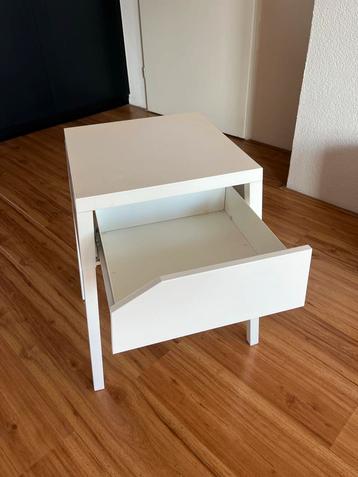 IKEA wit nachtkastje