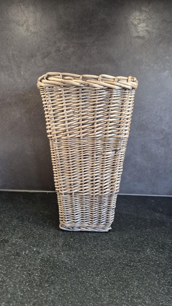 Hoge brocante bloempot, riet, rotan, vierkant. 40 cm. S47, Huis en Inrichting, Kamerplanten, Groenteplant, Minder dan 100 cm, Halfschaduw