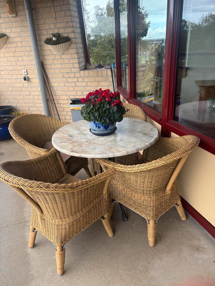 Rotan tuinset met 4 stoelen en rond tafeltje, Tuin en Terras, Tuinsets en Loungesets, Gebruikt, Tuinset, Kunststof, 4 zitplaatsen