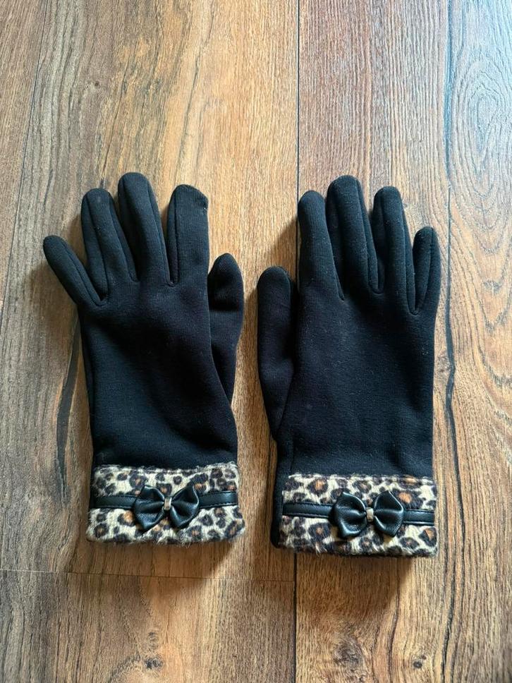 Zwarte handschoenen met panter print en een zwart strikje, Kleding | Dames, Mutsen, Sjaals en Handschoenen, Zo goed als nieuw