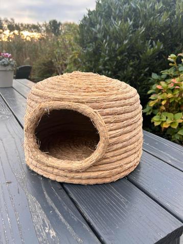 Kattenmand van riet beschikbaar voor biedingen