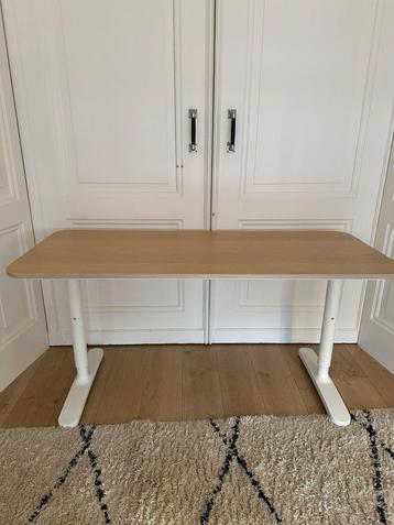 Ikea bureau met stoel beschikbaar voor biedingen