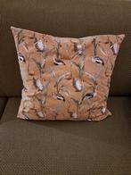 Okergeel sierkussen met kraanvogels, Huis en Inrichting, Ophalen, Gebruikt, Geel, Vierkant