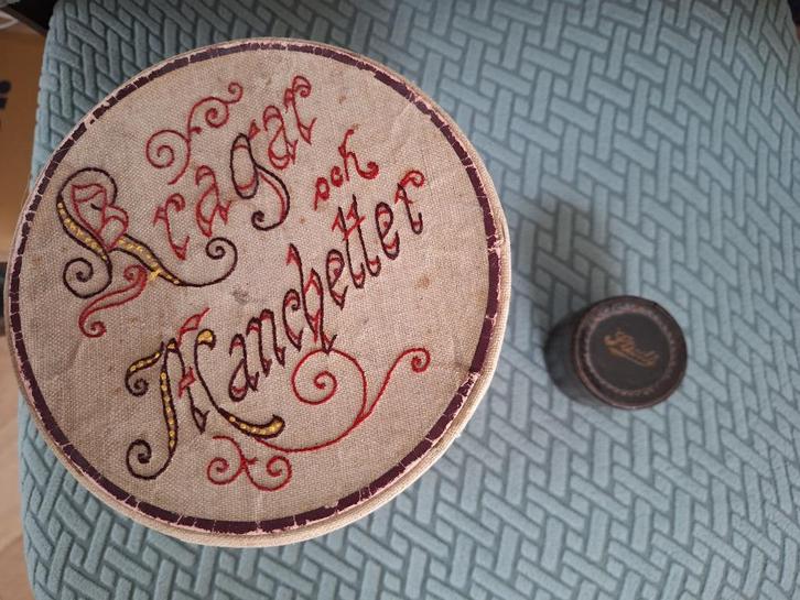 geborduurde Scandinavische doos voor boorden en manchetten, Antiek en Kunst, Curiosa en Brocante, Ophalen