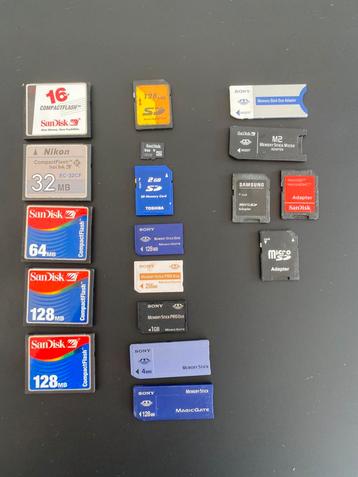 Assorti memory sticks, compact flash cards en adapters beschikbaar voor biedingen