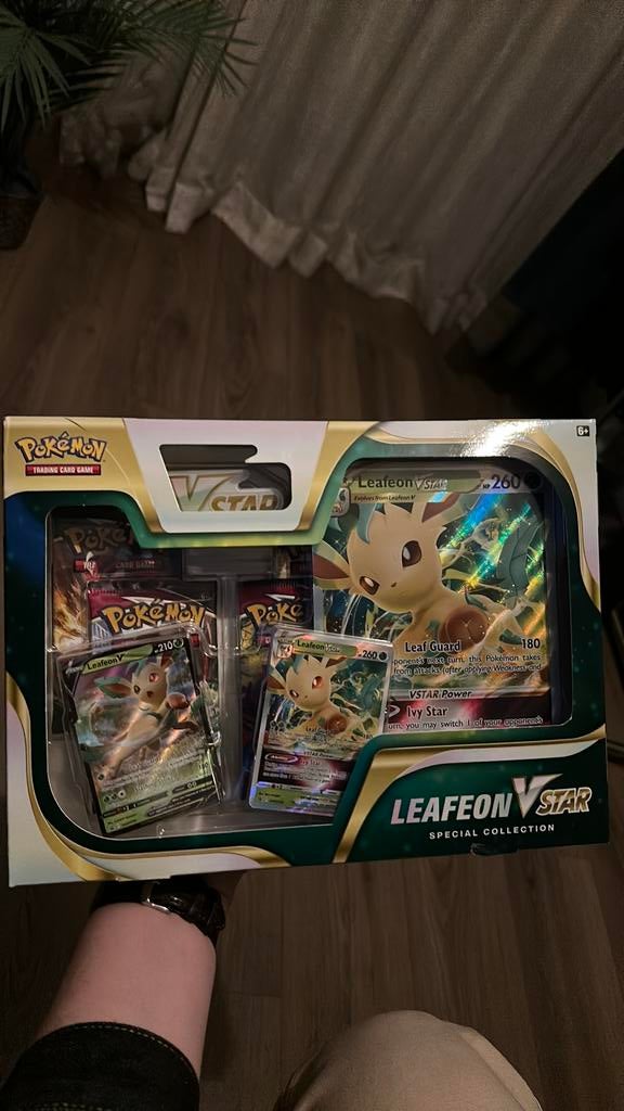 Pokemon Leafeon Vstar special collection, Ophalen of Verzenden, Zo goed als nieuw
