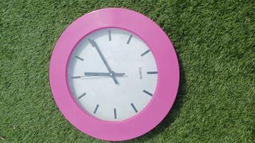 Quartz roze klok, diameter 30cm. Als nieuw beschikbaar voor biedingen