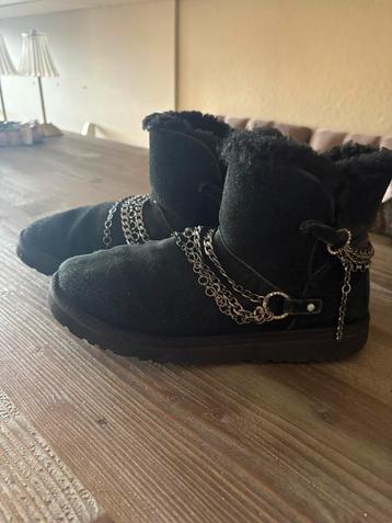 Originele zwarte Ugg mini met kettingen mt 39 beschikbaar voor biedingen