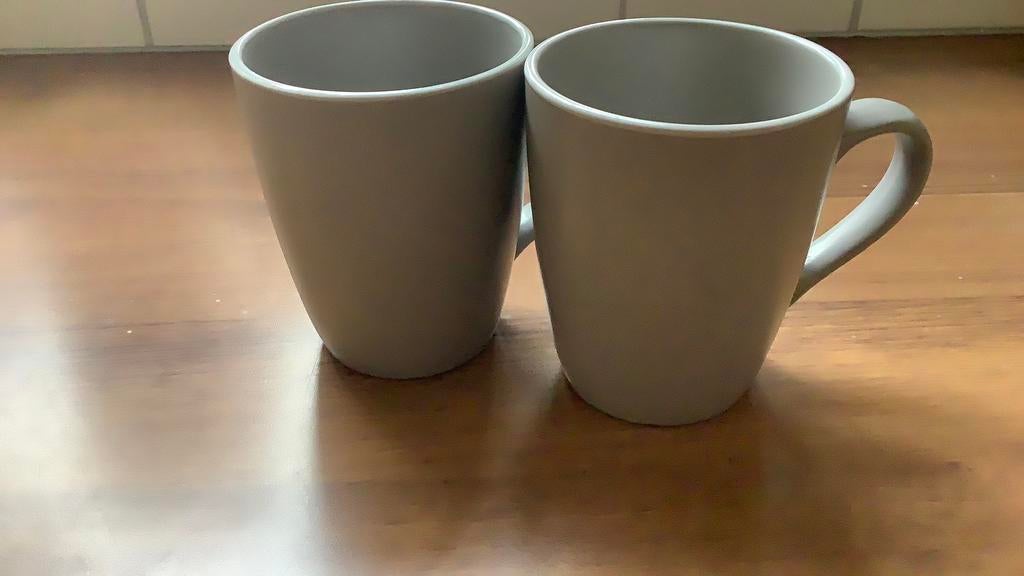 2 grote grijze mokken, Huis en Inrichting, Ophalen of Verzenden, Zo goed als nieuw, Overige stijlen, Kop(pen) en/of Schotel(s)