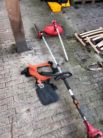 Bosmaaier met kettingzaag beschikbaar voor biedingen