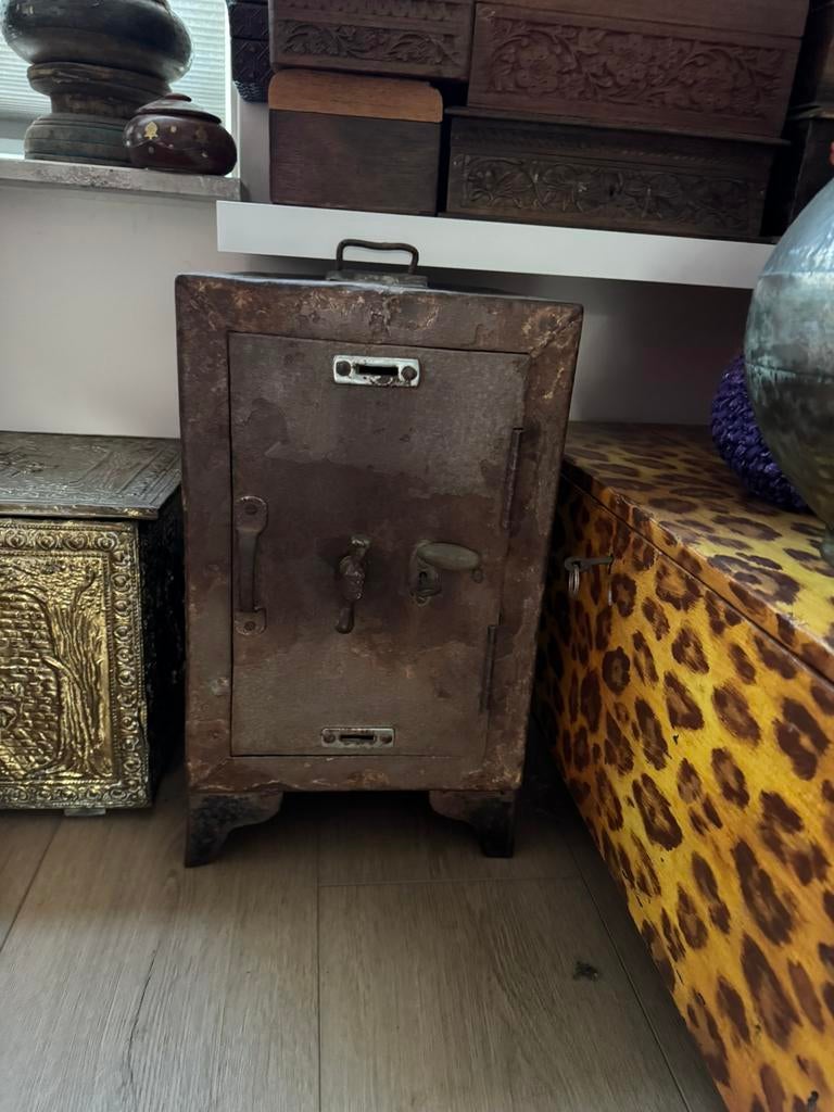 Kluisje uit India, Huis en Inrichting, Slaapkamer | Nachtkastjes, Ophalen, Minder dan 45 cm, Metaal of Aluminium, 55 tot 70 cm